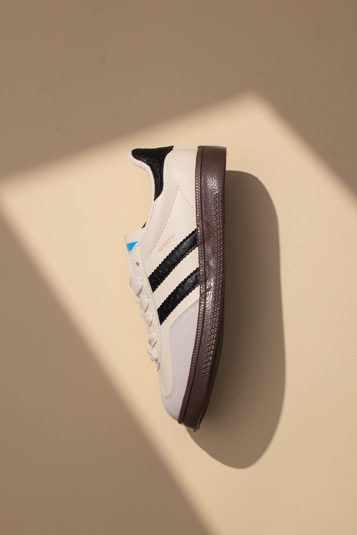 Arolora Retro Contrast Color Flat Sneakers