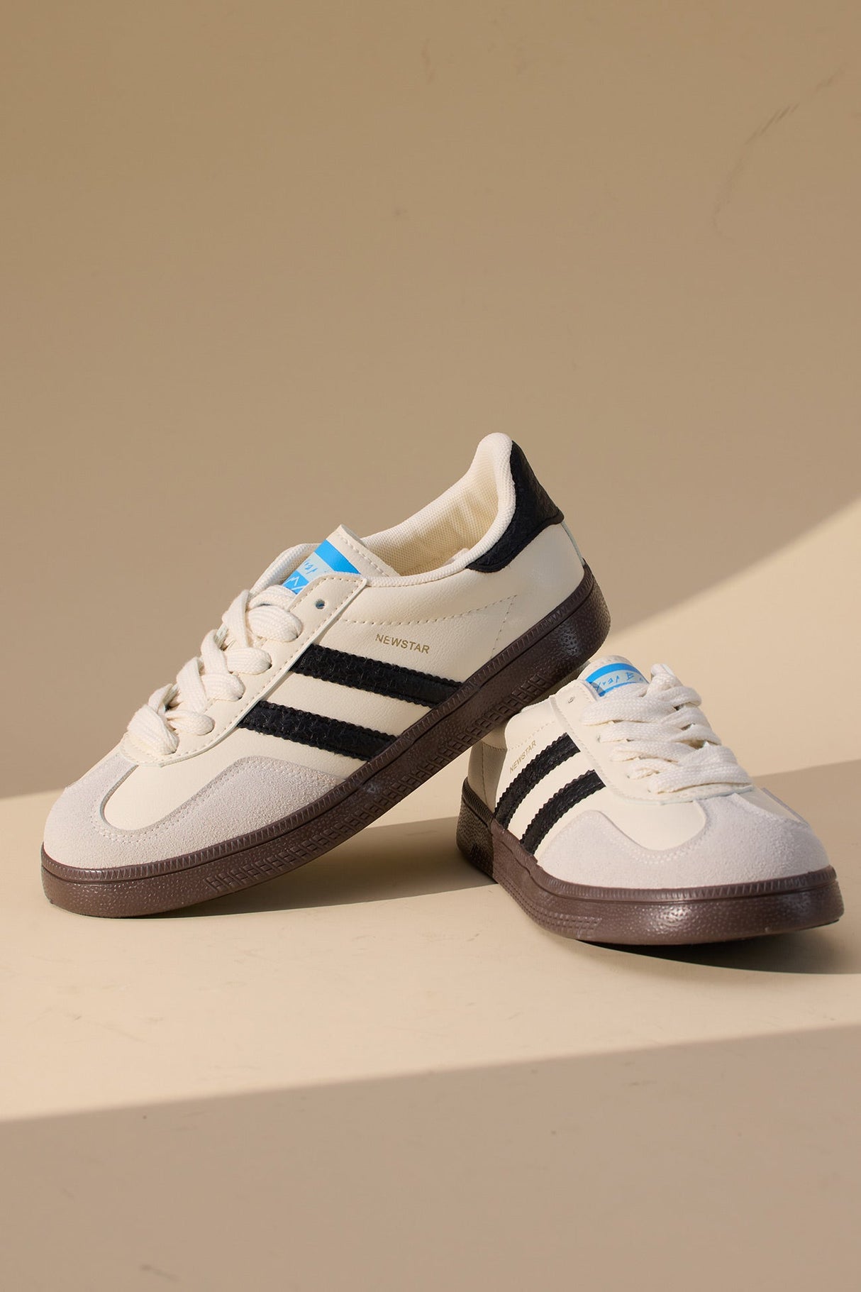 Arolora Retro Contrast Color Flat Sneakers