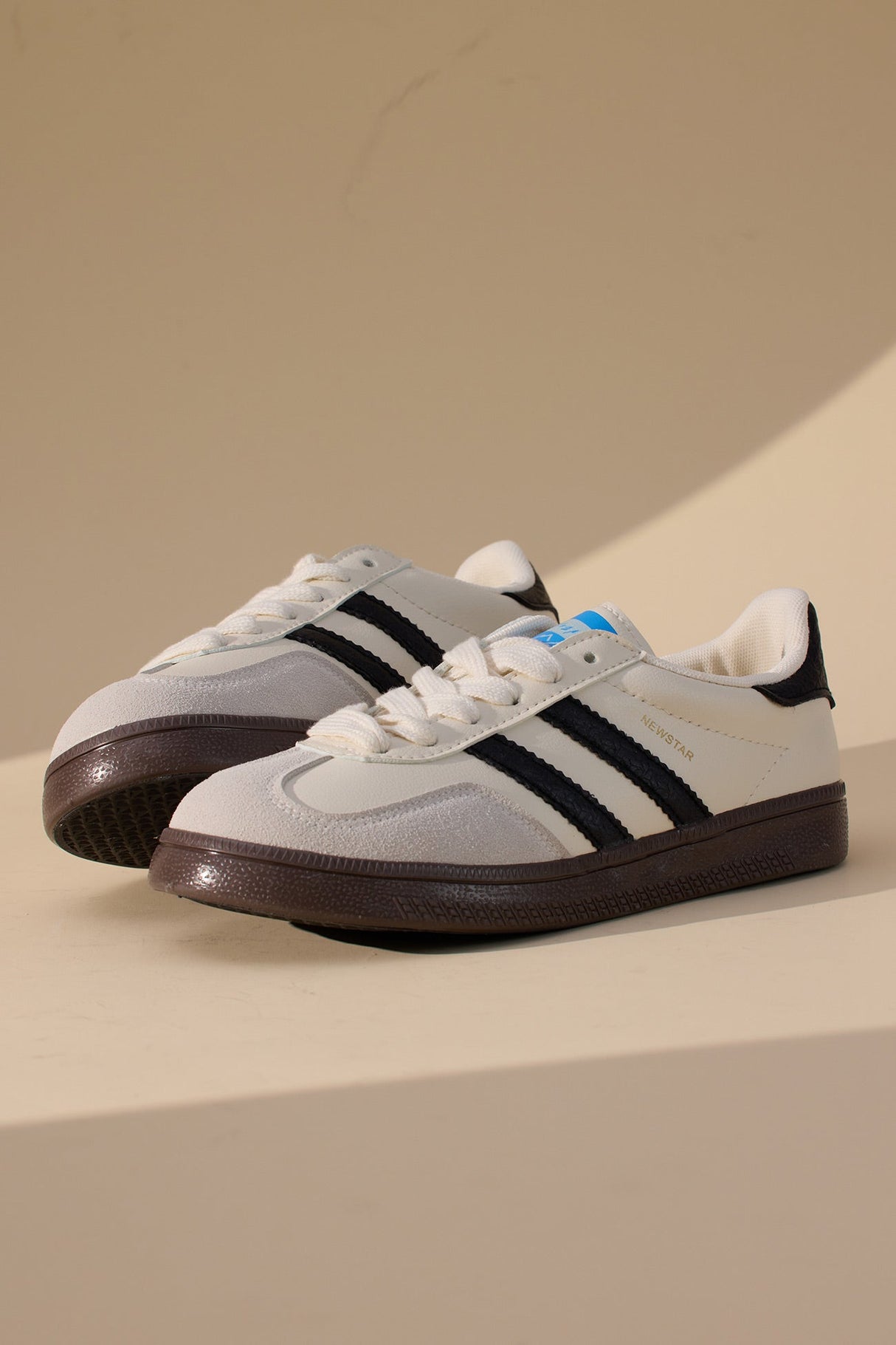 Arolora Retro Contrast Color Flat Sneakers