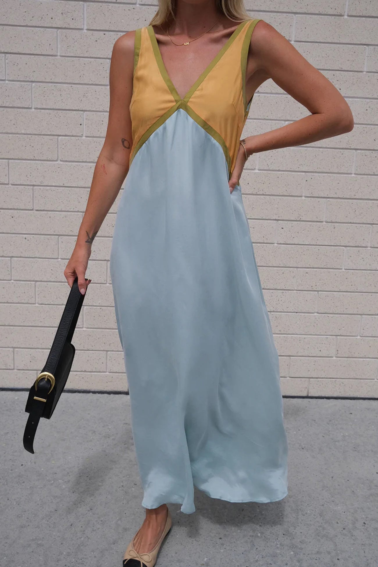 Arolora Contrast V Neck Sleeveless Maxi Dress