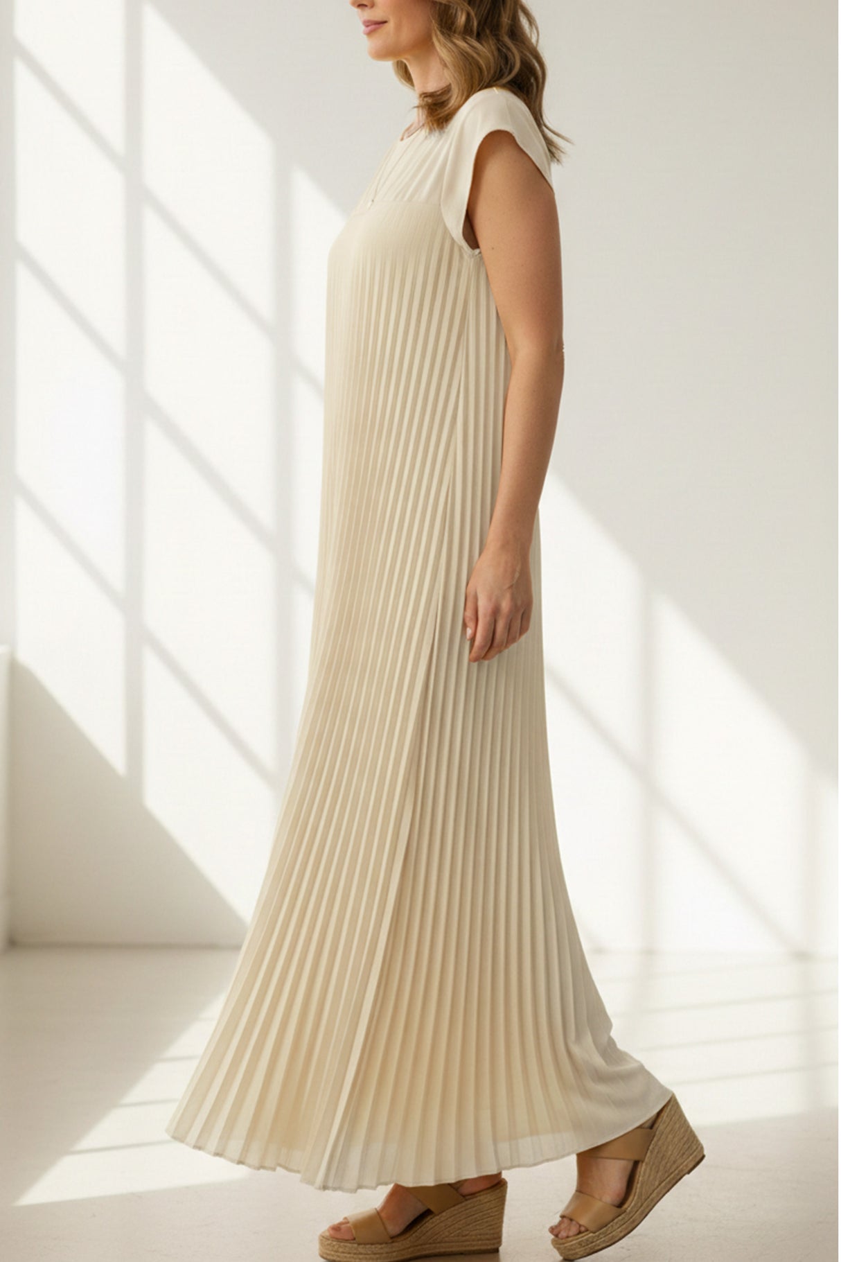 Crew Neck Cap Sleeve Pleated Dress