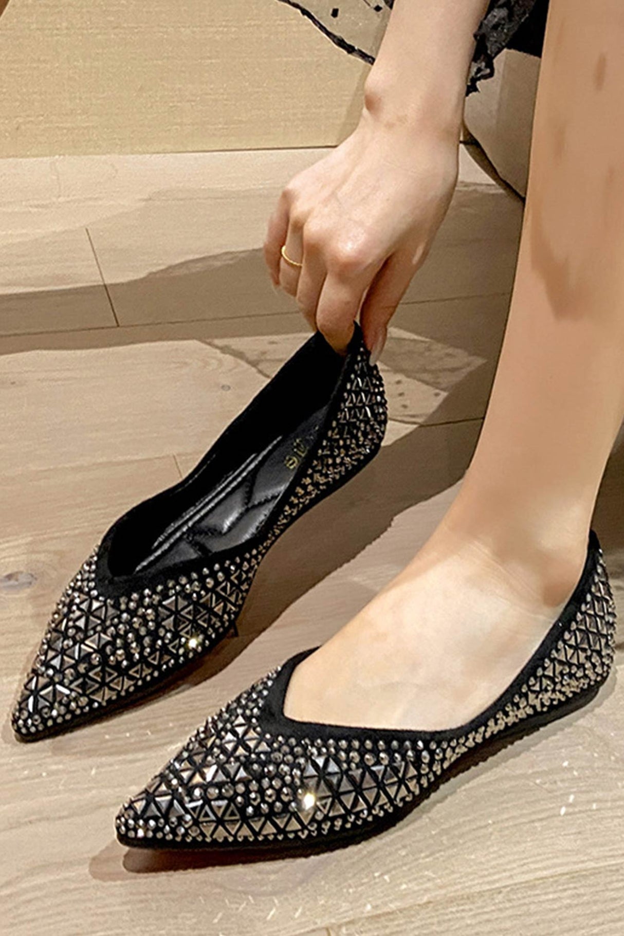 Arolora pointed-rhinestone-flats