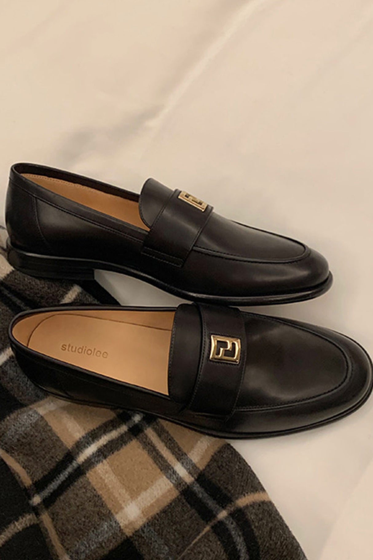 Pointed-toe Metal Buckle Loafers