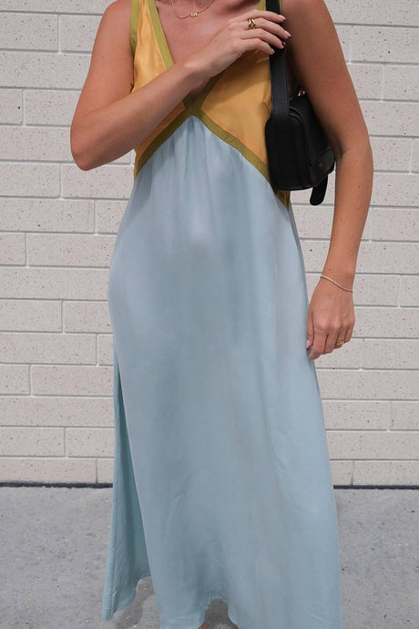 Arolora Contrast V Neck Sleeveless Maxi Dress