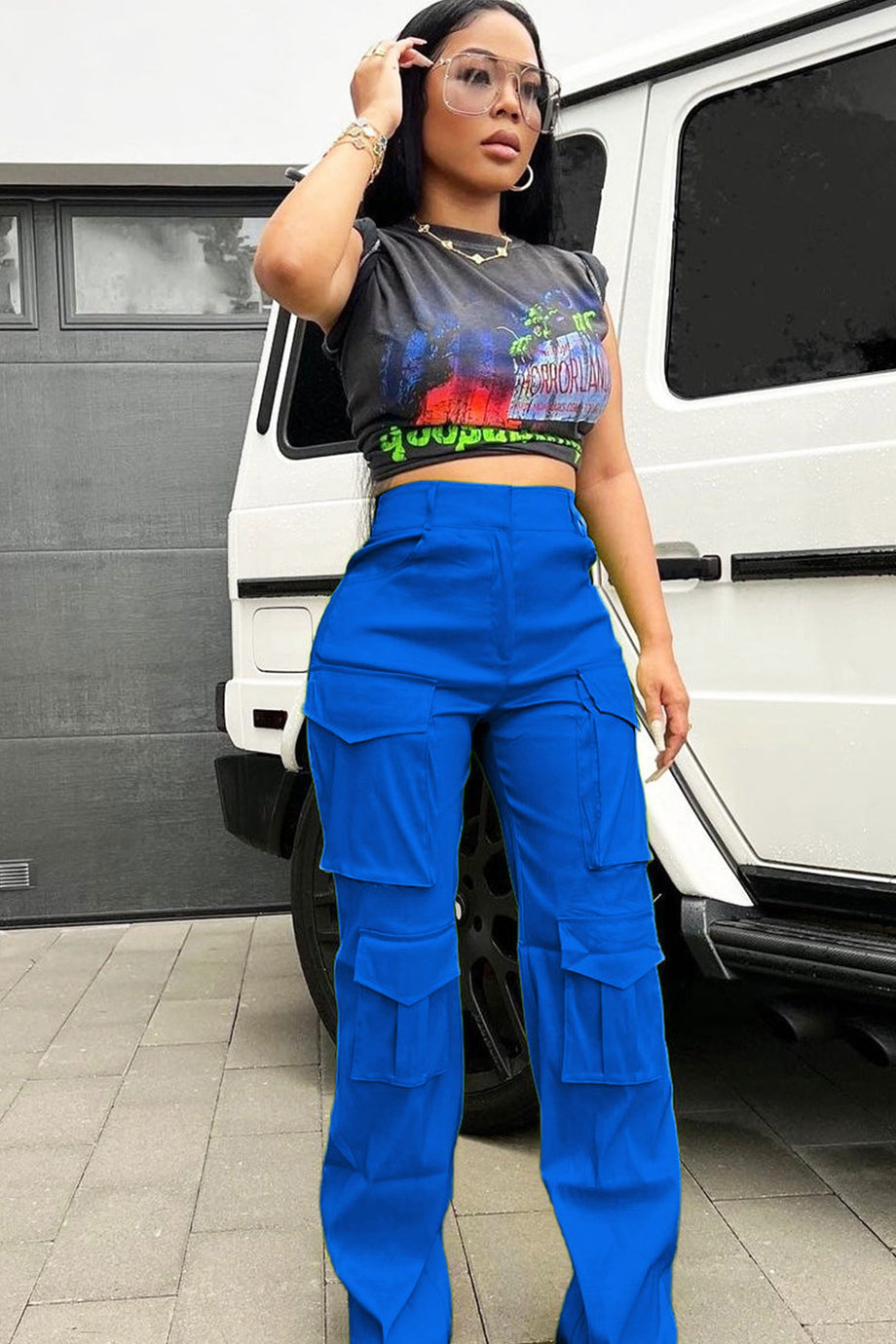 Nina Agdal in a blue cargo pants pairs with the white crop top | Blue cargo  pants, Celebrity street style, Fashion