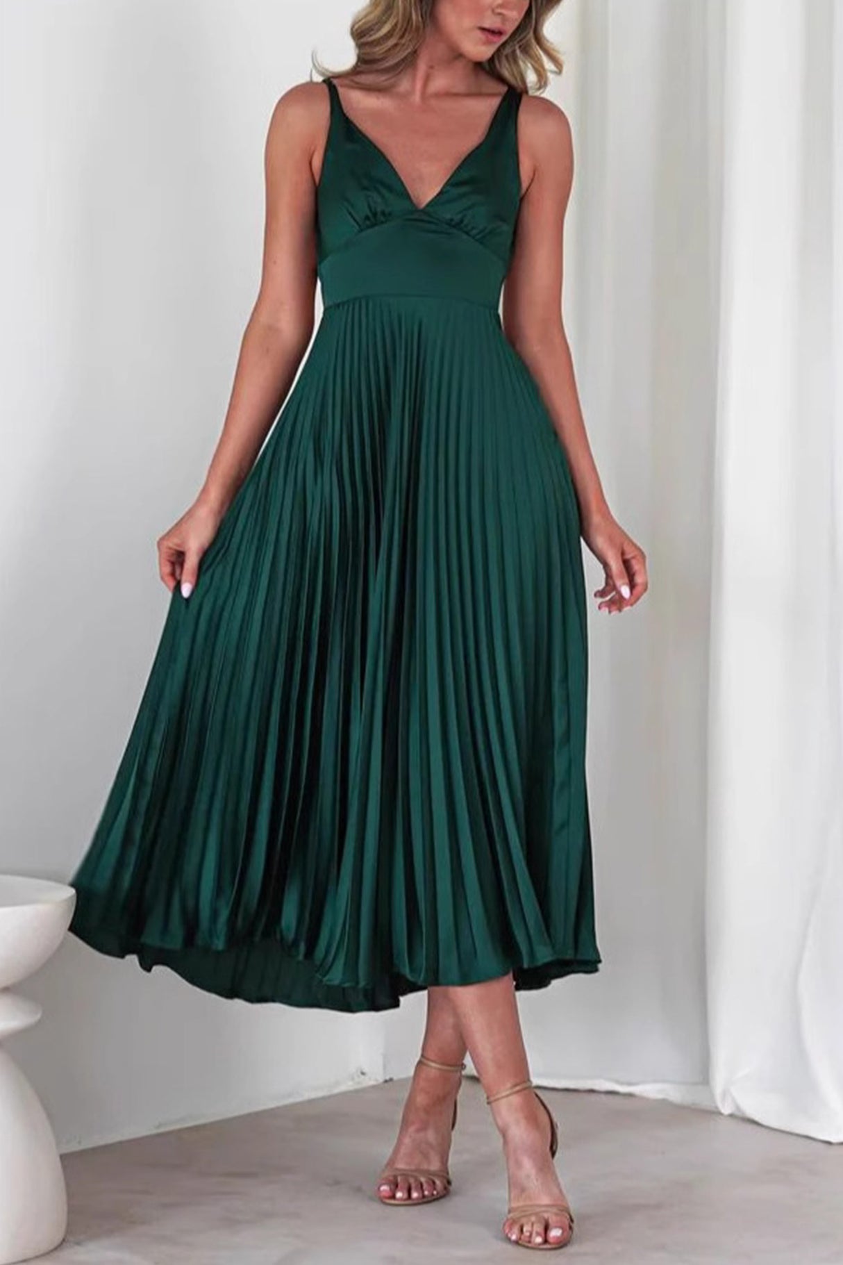 Arolora V Neck Backless Pleated Midi Dress