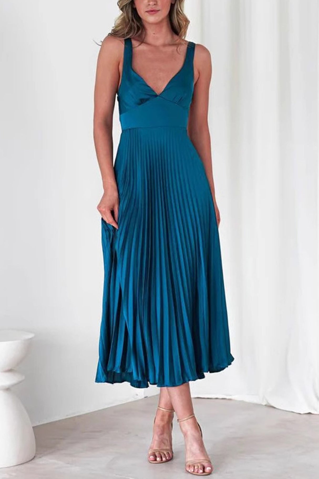 Arolora V Neck Backless Pleated Midi Dress
