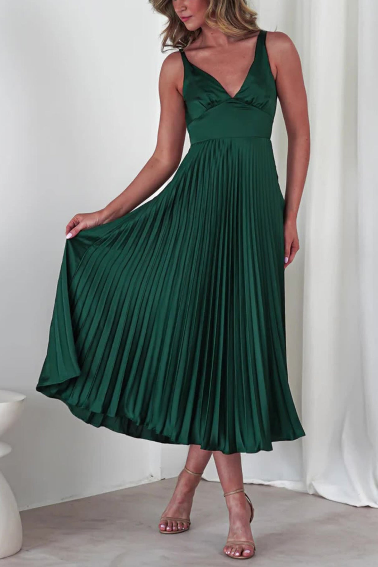 Arolora V Neck Backless Pleated Midi Dress