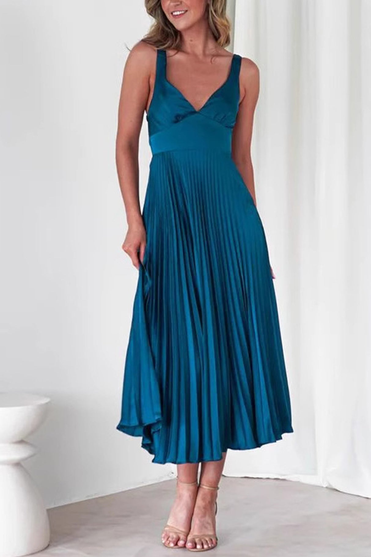 Arolora V Neck Backless Pleated Midi Dress