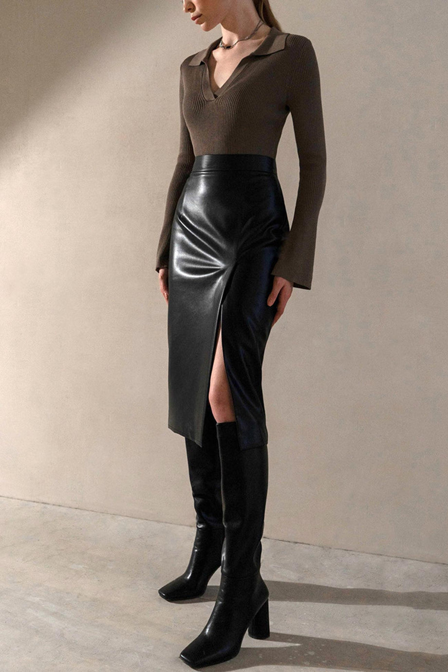 https://arolora.com/cdn/shop/products/Solid-Color-High-Waist-Split-Leather-Skirt-2_460x@2x.jpg?v=1667895807