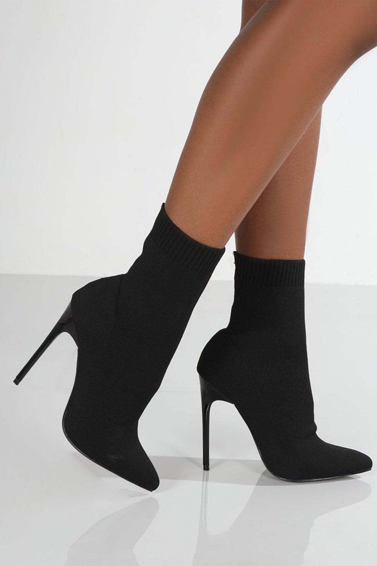 Solid Color Pointed-Toe Knitted Boots